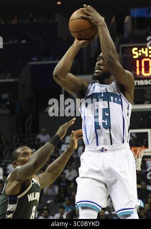 17. Oktober 2018 – Charlotte, NC, USA – in einem Dateibild vom 18. Oktober 2018 schießen die Charlotte Hornets Kemba Walker (15) im Spectrum Center in Charlotte, N.C. am Donnerstag, 1. November 2018, erzielte Walker 21 Punkte für einen Sieg von 111-107 gegen den Oklahoma City Thunder. (Bild: © David T. Foster III/Charlotte Observer/TNS via ZUMA Wire) Stockfoto