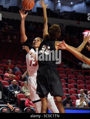 1. November 2018; Bowling Green, KY USA Western Kentucky Lady stürmt Jae’Lisa Allen (13). Denisha Bowman (25) im ersten Viertel zwischen den West Virginia State Yellow Jackets und den Western Kentucky Lady Toppers in der E. A. Diddle Arena in Bowling Green, KY. (Pflichtfoto: Steve Roberts/Cal Sport Media)(Credit Image: &Copy; Steve Roberts/Cal Sport Media/CSM via ZUMA Wire) Stockfoto