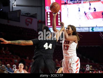 1. November 2018; Bowling Green, KY USA Western Kentucky Lady Toppers Jae'Lisa Allen (13) schießt über West Virginia State Yellow Jackets Anna Ross (44) während des ersten Viertels zwischen den West Virginia State Yellow Jackets und den Western Kentucky Lady Toppers in der E. A. Diddle Arena in Bowling Green, KY. (Pflichtfoto: Steve Roberts/Cal Sport Media)(Credit Image: &Copy; Steve Roberts/Cal Sport Media/CSM via ZUMA Wire) Stockfoto