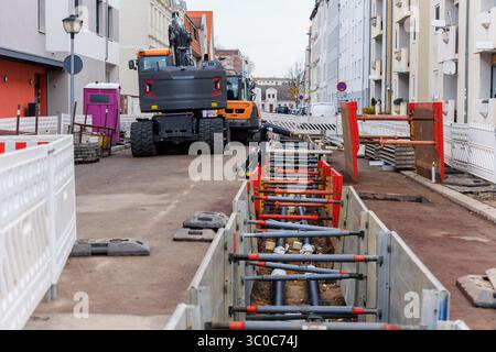 Neue moderne, isolierte städtische Rohrleitungsbaustelle freiliegende unterirdische Rohre in Unterwassergräben. Isolierte Stahlrohre liegen an Stockfoto