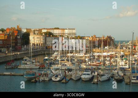 Blick auf den Hafen von Ramsgate bei Sonnenuntergang Stockfoto