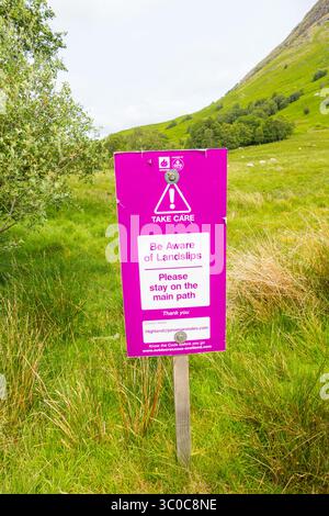 Warnschild für Hillwalker und Kletterer in der Nähe der Basis des Ben Nevis in Glen Nevis, in der Nähe von Fort William, Schottland, Großbritannien Stockfoto