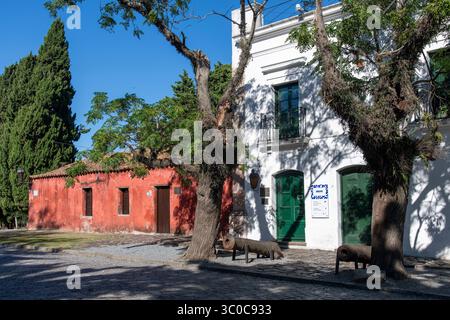 Colonia del Sacramento, Uruguay, 25. März 2024; eine der kopfsteingepflasterten Straßen mit traditionellen Häusern in der Altstadt, die zum UNESCO-Weltkulturerbe gehört Stockfoto