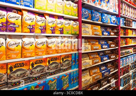 Farbenfrohe Regale mit verschiedenen amerikanischen Süßigkeiten und Snackpaketen. London, UK, 2. Juni 2024 Stockfoto