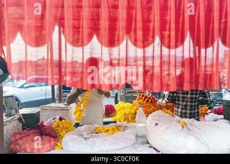 Rajasthan, Jaipur, Indien - Verkaufsstand mit Blumen für religiöse Feiern Stockfoto