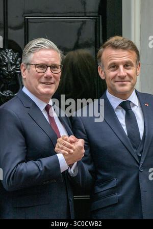Keir Starmer und seine Frau Victoria begrüßen den französischen Präsidenten Emmanuel Macron und seine Frau Brigitte am zweiten Tag der Downing Street zu Gesprächen Stockfoto