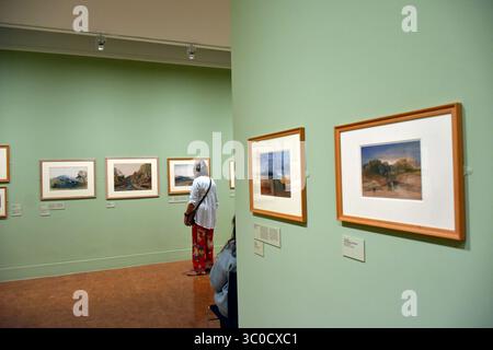 Besucher der Ausstellung „Impressions in Watercolor“ Turner und seiner Zeitgenossen. Holburne Museum, Bath, Großbritannien Stockfoto