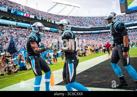 Der Carolina Panthers Wide Receiver Devin Funchess (17) übergibt den Ball an den Carolina Panthers Wide Receiver Curtis Samuel (10) nach seinem Touchdown während des NFL-Fußballspiels zwischen den Tampa Bay Buccaneers und den Carolina Panthers am Sonntag, den 4. November 2018 in Charlotte, NC. Jacob Kupferman/CSM(Kreditbild: &Copy; Jacob Kupferman/CSM via ZUMA Wire) Stockfoto