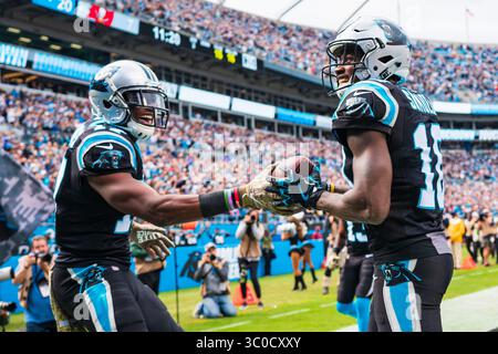 Der Carolina Panthers Wide Receiver Devin Funchess (17) übergibt den Ball an den Carolina Panthers Wide Receiver Curtis Samuel (10) nach seinem Touchdown während des NFL-Fußballspiels zwischen den Tampa Bay Buccaneers und den Carolina Panthers am Sonntag, den 4. November 2018 in Charlotte, NC. Jacob Kupferman/CSM(Kreditbild: &Copy; Jacob Kupferman/CSM via ZUMA Wire) Stockfoto