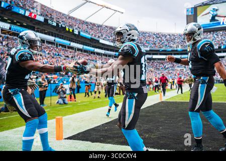 Der Carolina Panthers Wide Receiver Devin Funchess (17) übergibt den Ball an den Carolina Panthers Wide Receiver Curtis Samuel (10) nach seinem Touchdown während des NFL-Fußballspiels zwischen den Tampa Bay Buccaneers und den Carolina Panthers am Sonntag, den 4. November 2018 in Charlotte, NC. Jacob Kupferman/CSM(Kreditbild: &Copy; Jacob Kupferman/CSM via ZUMA Wire) Stockfoto