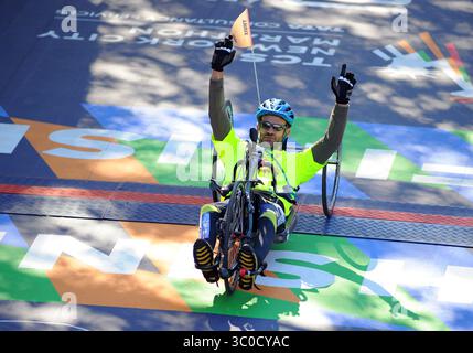 4. November 2018 - New York, NY, USA - 04. November 2018: Teilnehmer an Handcycle-Handcycle-Rennen der Herren überquert die Ziellinie während des New York City Marathons. Das Rennen wurde im Central Park, New York, NY, ausgetragen. (Foto: © Bennett CohenZUMA Wire) Stockfoto
