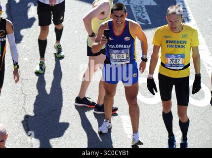 4. November 2018 - New York, NY, Vereinigte Staaten - 4. November 2018: New York City , NY: New York, NY, USA: Erschöpfte Läufer überqueren die Ziellinie des New York City Marathons. Das Rennen wurde im Central Park, NY, ausgetragen (Credit Image: © Bennett CohenZUMA Wire) Stockfoto