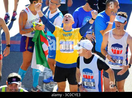 4. November 2018 - New York, NY, Vereinigte Staaten - 04. November 2018: New York City , NY: Die Teilnehmer der Open Men's Division feiern die Ziellinie des New York City Marathons. Das Rennen wurde im Central Park, New York, NY, ausgetragen (Credit Image: © Bennett CohenZUMA Wire) Stockfoto