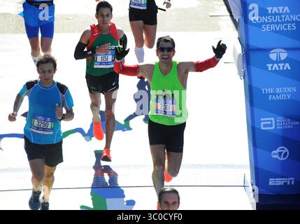 4. November 2018 - New York, NY, Vereinigte Staaten - 4. November 2018: New York City , NY: Die Teilnehmer der Open Men's Division überqueren die Ziellinie des New York City Marathons. Das Rennen wurde im Central Park, New York, NY, ausgetragen. (Foto: © Bennett CohenZUMA Wire) Stockfoto