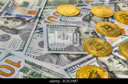 Bitcoin Münzen Kryptowährung und Papiergeld100 US-Dollar-Scheine, virtuelle Währung. Finanz- und Investitionskonzept. Stockfoto