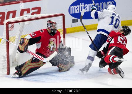 4. November 2018: Tampa Bay Lightning J.T. Miller (10) schlägt die Ottawa Senatoren Magnus Paajarvi (56) vor Torwart Craig Anderson (41) während des NHL-Spiels zwischen den Tampa Bay Lightning und Ottawa Senators im Canadian Tire Centre in Ottawa, Kanada. Daniel Lea/CSM(Kreditbild: &Copy; Daniel Lea/CSM via ZUMA Wire) Stockfoto