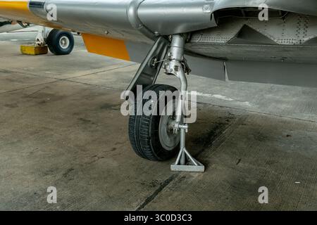 Nahaufnahme eines Fahrwerks mit Rädern an einem alten Flugzeug Stockfoto