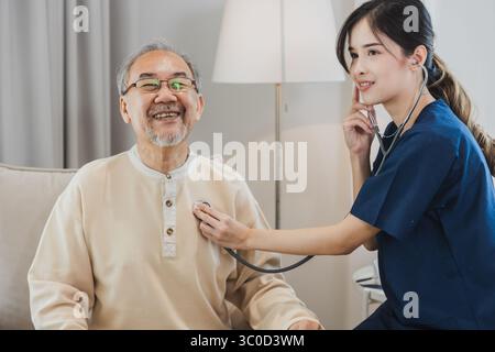 Glückliche Frau Krankenschwester, Tochter kümmern sich um kranke alte ältere ältere Patienten zu Hause oder Haus in der medizinischen und medizinischen Behandlung. Stockfoto