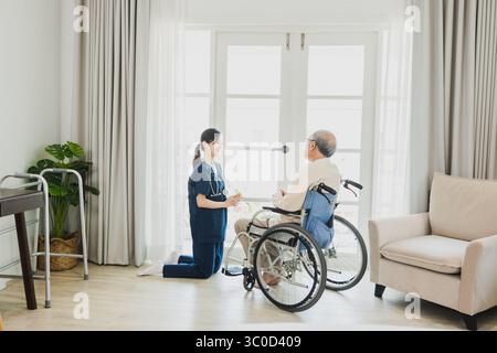 Glückliche Frau Krankenschwester, Tochter kümmern sich um kranke alte ältere ältere Patienten zu Hause oder Haus in der medizinischen und medizinischen Behandlung. Stockfoto