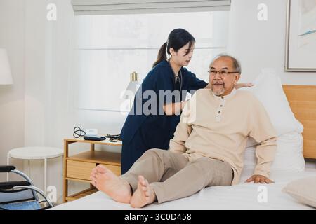 Glückliche Frau Krankenschwester, Tochter kümmern sich um kranke alte ältere ältere Patienten zu Hause oder Haus in der medizinischen und medizinischen Behandlung. Stockfoto