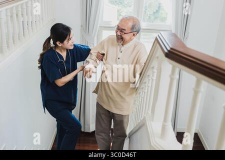Glückliche Frau Krankenschwester, Tochter kümmern sich um kranke alte ältere ältere Patienten zu Hause oder Haus in der medizinischen und medizinischen Behandlung. Stockfoto