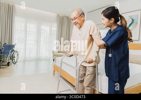 Glückliche Frau Krankenschwester, Tochter kümmern sich um kranke alte ältere ältere Patienten zu Hause oder Haus in der medizinischen und medizinischen Behandlung. Stockfoto