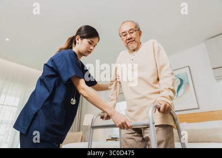Glückliche Frau Krankenschwester, Tochter kümmern sich um kranke alte ältere ältere Patienten zu Hause oder Haus in der medizinischen und medizinischen Behandlung. Stockfoto