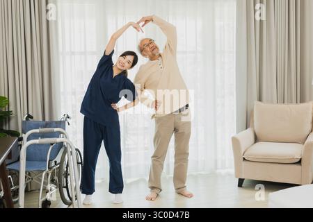 Glückliche Frau Krankenschwester, Tochter kümmern sich um kranke alte ältere ältere Patienten zu Hause oder Haus in der medizinischen und medizinischen Behandlung. Stockfoto
