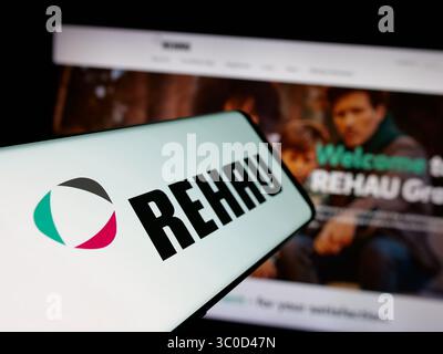 Stuttgart, Deutschland - 17.05.2025: Smartphone mit Logo des Kunststoffunternehmens Rehau Group auf dem Bildschirm vor der Website. Stockfoto