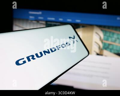 Stuttgart, Deutschland - 17.05.2025: Smartphone mit Logo des Pumpenherstellers Grundfos Group auf dem Bildschirm vor der Website. Stockfoto