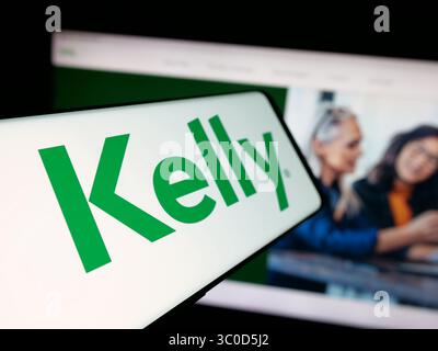 Stuttgart, Deutschland - 17.05.2025: Smartphone mit Logo des US-amerikanischen Personalunternehmens Kelly Services Inc. Auf dem Bildschirm vor der Website. Stockfoto