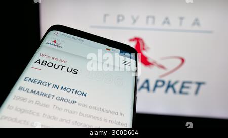 Stuttgart, Deutschland - 17.05.2025: Mobiltelefon mit Website des bulgarischen Erdölunternehmens Bulmarket auf dem Bildschirm vor dem Logo. Stockfoto
