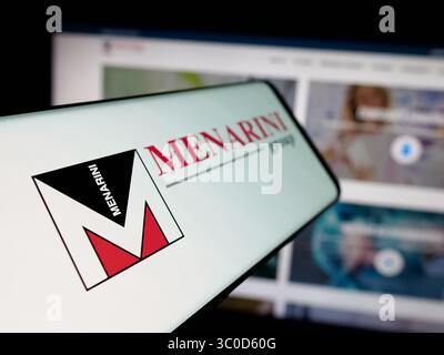 Stuttgart, Deutschland - 17.05.2025: Smartphone mit Logo des italienischen Pharmaunternehmens Menarini Group auf dem Bildschirm vor der Website. Stockfoto