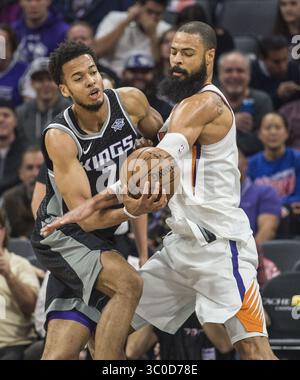 12. Dezember 2017 - Sacramento, CA, USA - in einem Dateibild vom Dezember 2017 wird Skal Labissiere der Sacramento Kings (7) von den Phoenix Suns' Tyson Chandler im Golden 1 Center in Sacramento, Kalifornien, verteidigt (Credit Image: © Hector Amezcua/Sacramento Bee/TNS Via ZUMA Wire) Stockfoto
