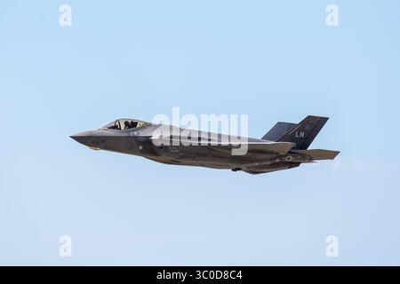 Seitenansicht eines F-35 Lightning II der US Air Force, eines von Lockheed Martin entwickelten Mehrzweck-Tarnkampfjägers, im Flug in geringer Höhe. Stockfoto