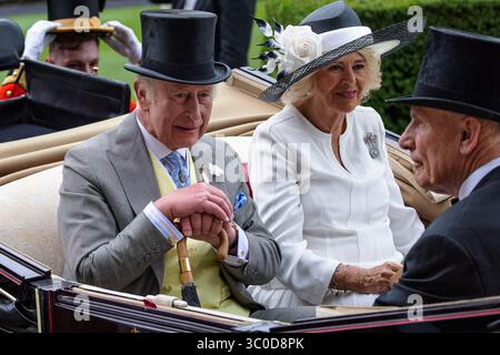 Mitglieder der britischen Königsfamilie, darunter König Karl III., Königin Camilla, Prinzessin Eugenie und James Brooksbank, nahmen am fünften Tag von Royal Ascot 2025 Teil Stockfoto