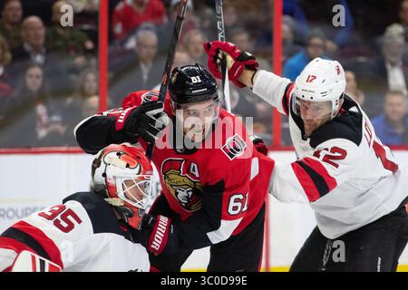 6. November 2018: New Jersey Devils Ben Lovejoy (12) und Ottawa Senators Mark Stone (61) kämpfen im Canadian Tire Centre in Ottawa (Kanada) vor dem Torhüter Cory Schneider () der New Jersey Devils (35). Daniel Lea/CSM(Kreditbild: &Copy; Daniel Lea/CSM via ZUMA Wire) Stockfoto