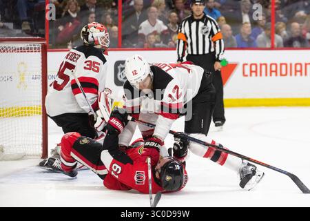 6. November 2018: New Jersey Devils Ben Lovejoy (12) und Ottawa Senators Mark Stone (61) kämpfen im Canadian Tire Centre in Ottawa (Kanada) vor dem Torhüter Cory Schneider () der New Jersey Devils (35). Daniel Lea/CSM(Kreditbild: &Copy; Daniel Lea/CSM via ZUMA Wire) Stockfoto