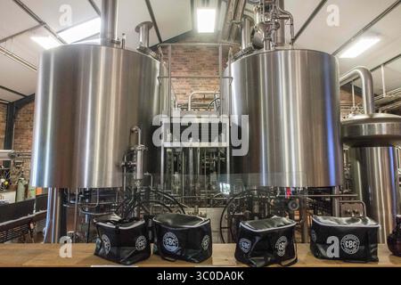 5. Januar 2018 – Kapstadt, Westkap, Südafrika – zwei Metallbehälter mit Bier in der Mikrobrauerei Kapstadt, Südafrika (Kreditbild: © Edwin Remsberg / Vwpics/VW Pics Via ZUMA Wire) Stockfoto
