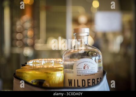 Januar 2018 - Kapstadt, Westkap, Südafrika - Flasche mit handgefertigtem Gin in Tasche, Kapstadt, Südafrika (Kreditbild: © Edwin Remsberg / Vwpics/VW Pics Via ZUMA Wire) Stockfoto