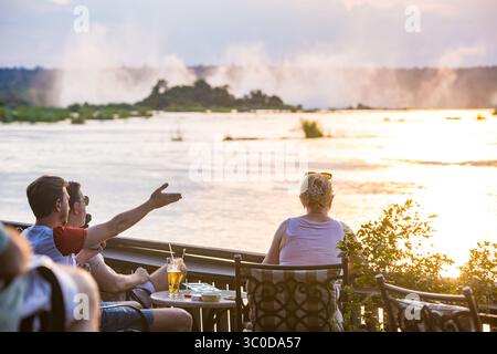 Januar 2018 - Livingstone, Sambia - Eine Gruppe von Hotelgästen des Royal Livingstone Hotels sitzt auf der Sonnenterrasse und beobachtet den Sonnenuntergang über dem Sambesi Livingstone, Sambia (Kreditbild: © Edwin Remsberg / Vwpics/VW Pics Via ZUMA Wire) Stockfoto