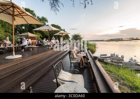 Januar 2018 - Livingstone, Sambia - Eine Gruppe von Hotelgästen des Royal Livingstone Hotels sitzt auf der Sonnenterrasse und beobachtet den Sonnenuntergang über dem Sambesi Livingstone, Sambia (Kreditbild: © Edwin Remsberg / Vwpics/VW Pics Via ZUMA Wire) Stockfoto