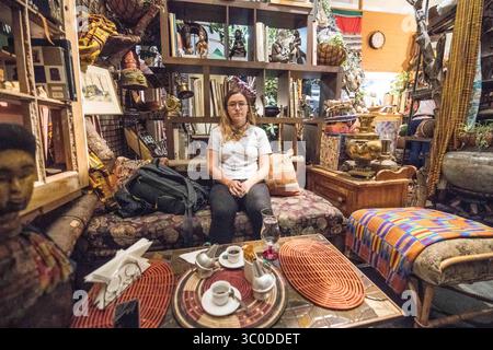 Januar 2018 - Kapstadt, Westkap, Südafrika - Junge Frau sitzt in einem Zimmer in Kapstadt, Südafrika (Bild: © Edwin Remsberg / Vwpics/VW Pics via ZUMA Wire) Stockfoto