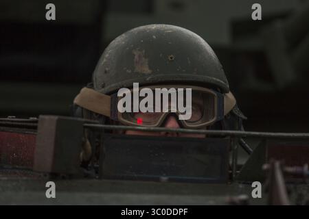 2. November 2018 – Alvund, Norwegen – US-Marines mit 2. Sturm-Amphibienbataillon, die vom Landing Craft Air Cushion Vehicle in einem Bradley-Kampffahrzeug aussteigen, nehmen am 18. Oktober 30 2018 in Alvund, Norwegen, eine Position ein. Die multinationale Übung ist die größte NATO-Übung seit 2015 und umfasst mehr als 50.000 Militärmitglieder aus 31 Ländern. (Kreditbild: © Tanner Seims via ZUMA Wire) Stockfoto