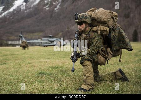31. Oktober 2018 – Gjora, Norwegen – Ein U.S. Marine Corps hat eine Position inne, nachdem er einen CH-53E Super Hallion Hubschrauber während der Übung Trident Junction am 18. Oktober 31, 2018 in Gjora, Norwegen verlassen hat. Die multinationale Übung ist die größte NATO-Übung seit 2015 und umfasst mehr als 50.000 Militärmitglieder aus 31 Ländern. (Kreditbild: © Margaret Gale via ZUMA Wire) Stockfoto