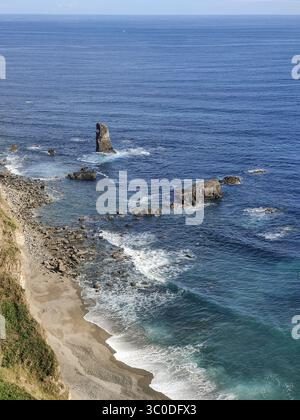 Malerischer Blick auf eine zerklüftete Küste mit Wellen, die am Ufer brechen und markanten Meeresstapeln, die aus dem Meer in asturien, spanien, aufsteigen Stockfoto