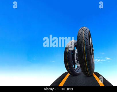 Zwei neue Motorradreifen stehen auf Asphaltstraße mit klarem blauem Himmel. Konzept für Geschwindigkeit, Sicherheit, Haltbarkeit und Motorweg. Stockfoto