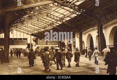 Vintage-Foto vom Inside Ueno Station in Tokio, Japan - 1932 Stockfoto