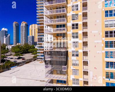 Sunny Isles Beach, FL, USA - 19. Juli 2025: South Florida Ferienwohnung Krise Winston Towers unter großen Reparaturen und Renovierungen neue strenge Zustandsgesetze Stockfoto