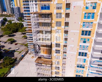 Sunny Isles Beach, FL, USA - 19. Juli 2025: South Florida Ferienwohnung Krise Winston Towers unter großen Reparaturen und Renovierungen neue strenge Zustandsgesetze Stockfoto